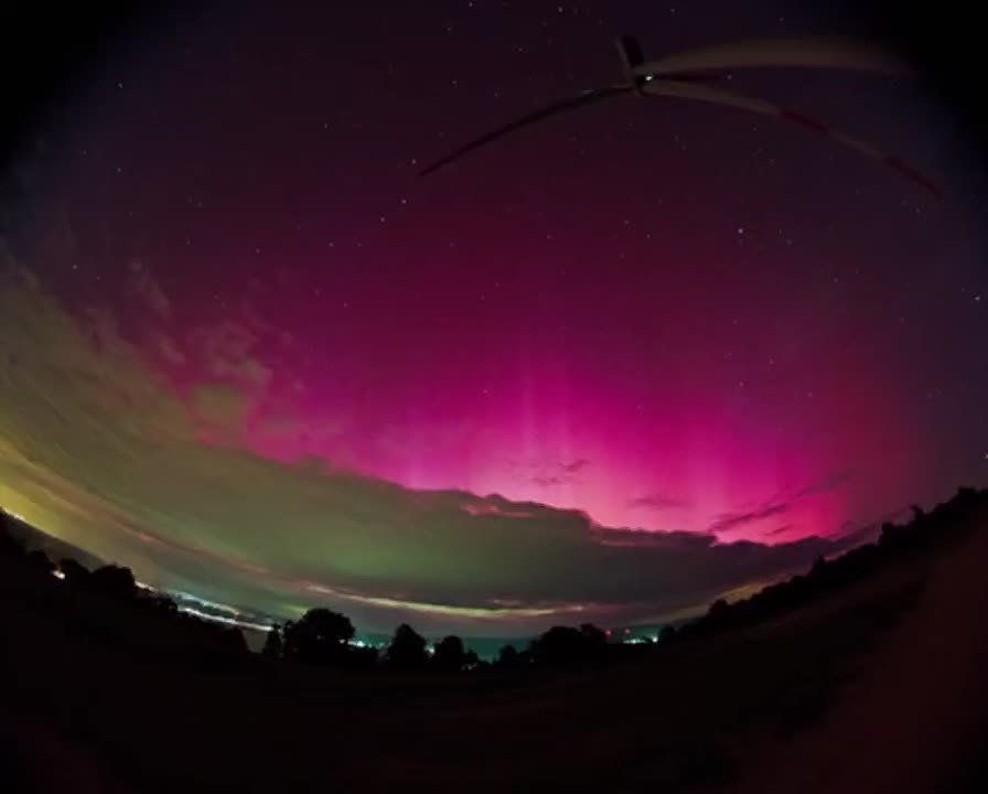 Небо над Россией окрасилось в ярко-розовый из-за сильнейшей вспышки на Солнце