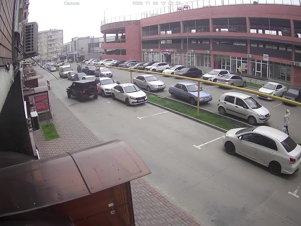 В Краснодаре мужчина на джипе протаранил припаркованный автомобиль на Комарова, 21 и успешно уехал с места ДТП