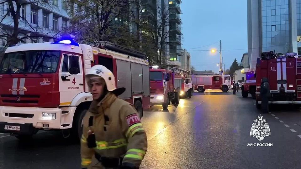 Пламя охватило этим утром Краснодарский музыкальный театр — пожар уже потушили