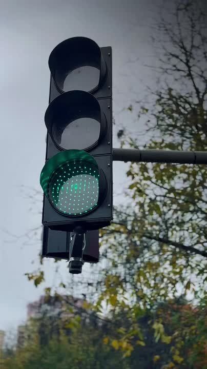 На улице Автолюбителей заработал новый светофор