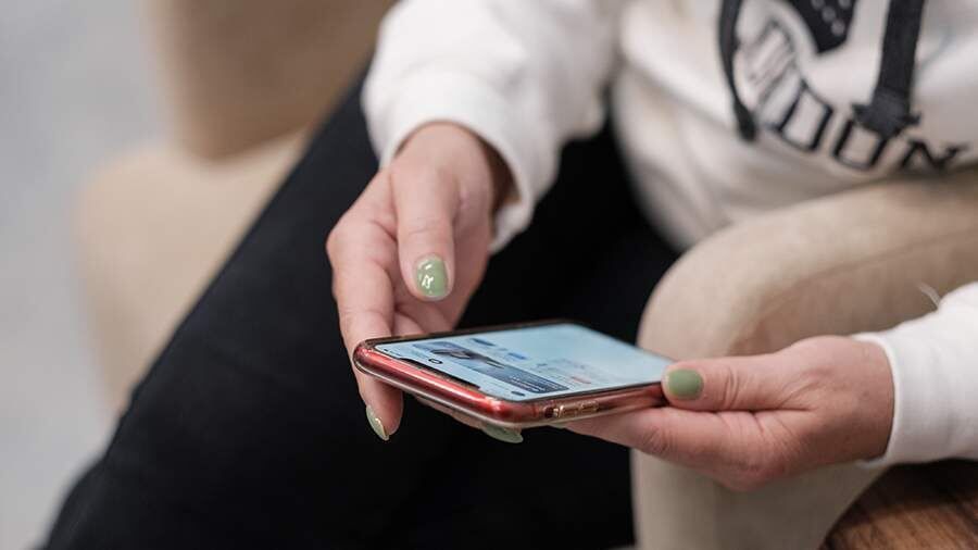 Минцифры РФ обновило "белый список" сайтов и сервисов, которые будут доступны при отключении мобильного интернета