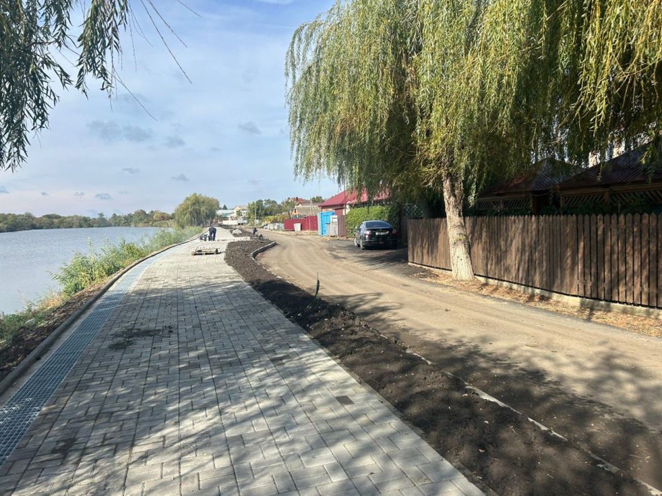 В Выселковском районе завершают благоустройство территории возле реки