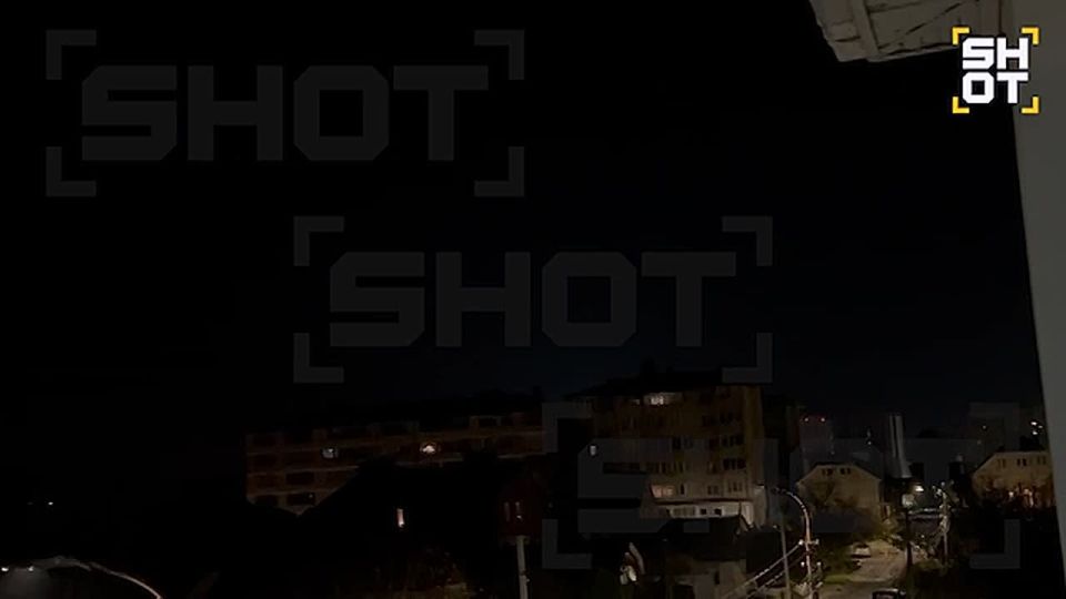 ВСУ массированно атакуют дронами Краснодарский край: жители Новороссийска сообщают о пожаре в одном из районов города