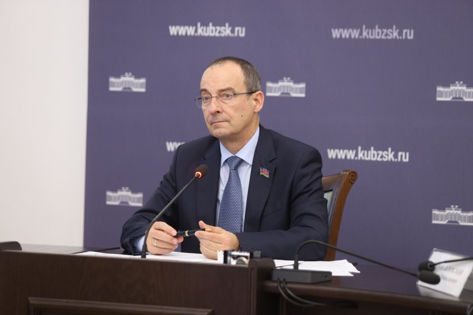 Председатель ЗСК Юрий Бурлачко провел еженедельную депутатскую планерку, в рамках которой были рассмотрены итоги реализации краевых госпрограмм за 9 месяцев 2025 года