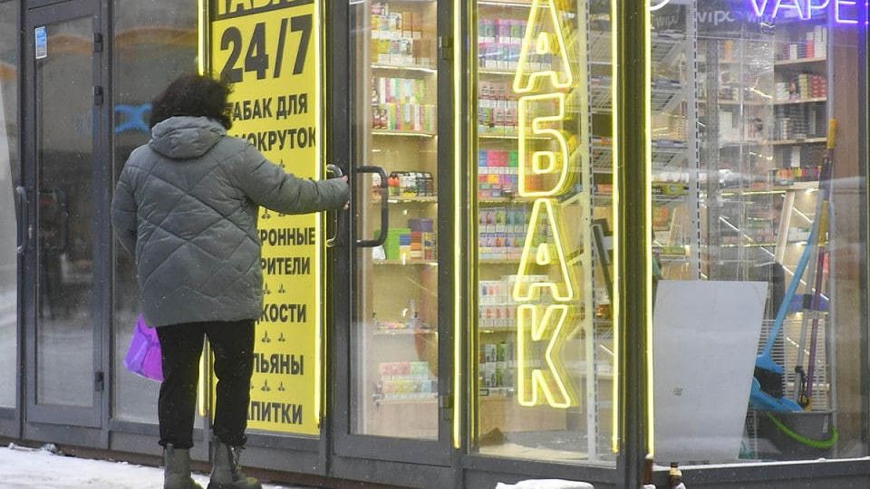 Россияне за год сократили покупку сигарет почти на четверть