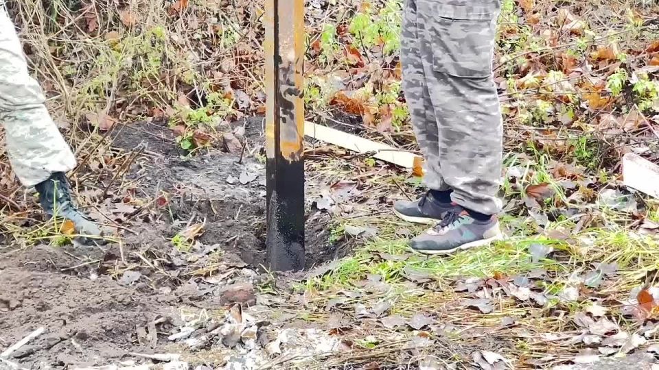 Участники волонтерского лагеря Единой России «Курский рубеж» помогают с восстановлением жилья военному пенсионеру Василию Добродееву (дяде Васе).