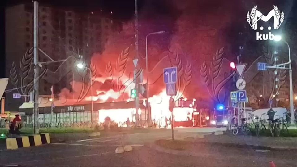 Шаурмичный павильон сгорел в Краснодаре