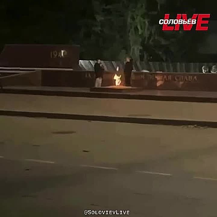 В Усть-Лабинске Краснодарского края двое подростков решили пожарить пельмени прямо на Вечном огне