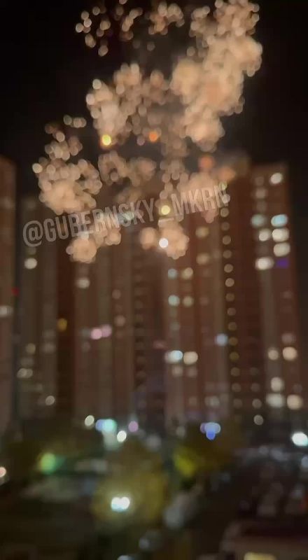 Кто-то решил «отрепетировать» Новый год прямо во дворе краснодарской многоэтажки