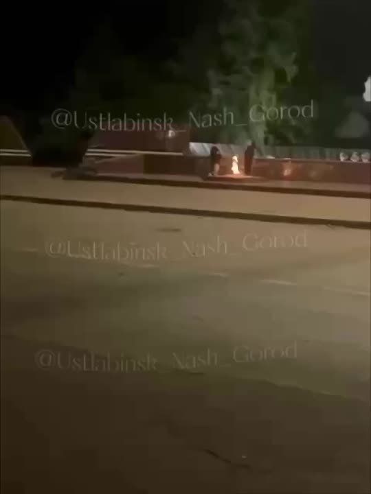 Подростки пожарили еду на Вечном огне в Усть-Лабинске