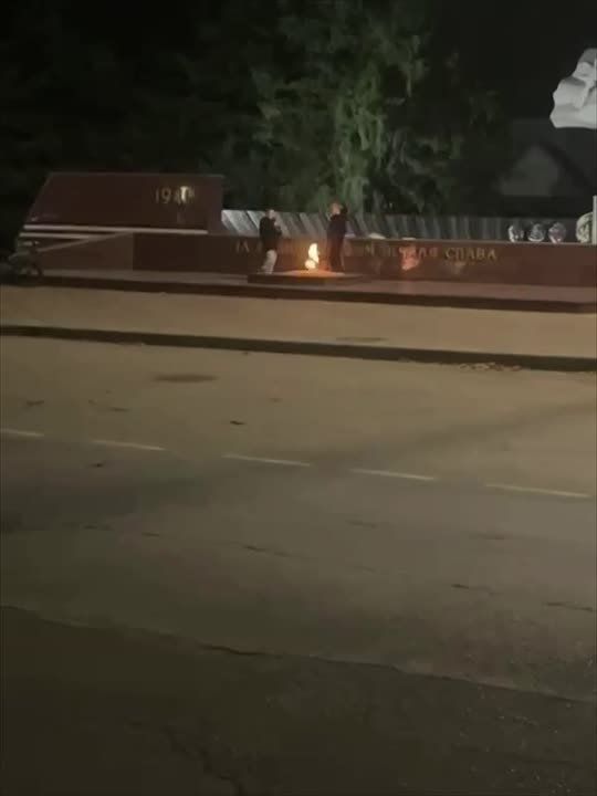 Подростки жарили еду на Вечном огне в Усть-Лабинске