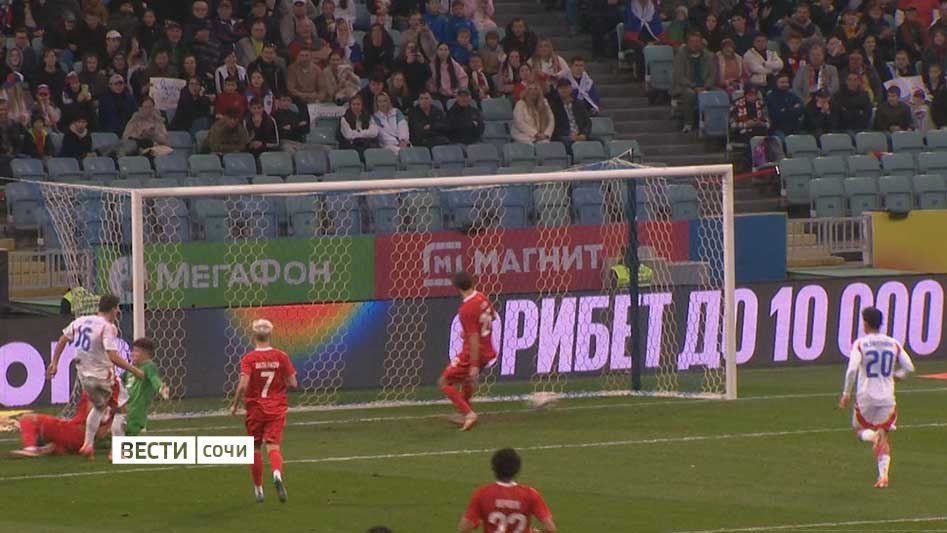 В Сочи и Сириусе в связи с проведением футбольного матча между сборными Чили и Перу, который пройдет 18 ноября, продлено время работы общественного транспорта на пяти маршрутах, отправляющихся от остановки "ЖД вокзал...