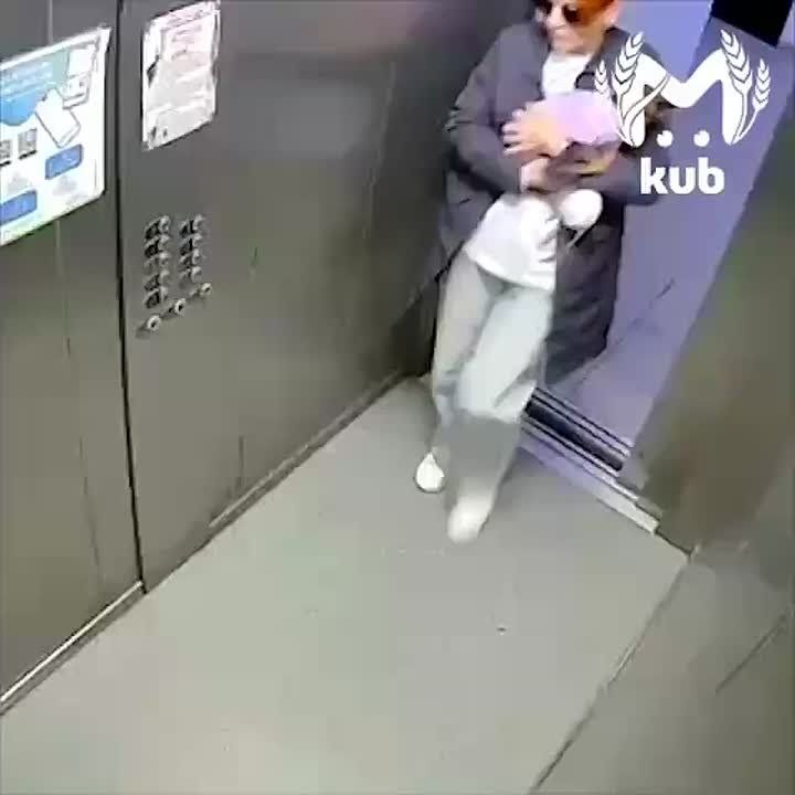 Лифт с человеком внутри упал в многоэтажке на Западном обходе