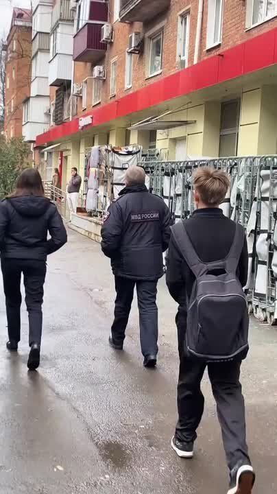 15-летний школьник из Краснодара хотел прославиться в соцсетях и не придумал ничего лучшего, чем плюнуть в полицейского