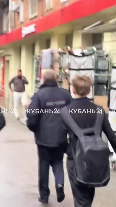 Краснодарский подросток плюнул в спину полицейскому, но не подумал о последствиях