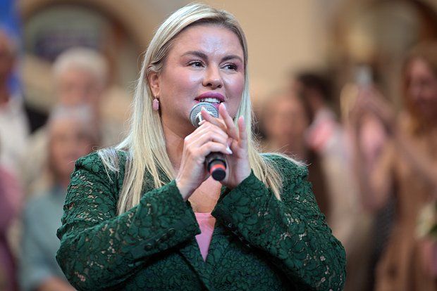 Певица Анна Семенович сообщила о проблемах с сердцем из-за тяжелого графика