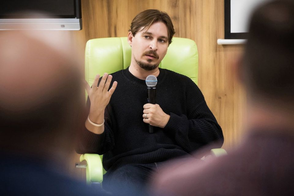 В минувший понедельник, наконец-то к нам в Краснодар приехал Денис Григорюк, талантлевейший военный фотокор и журналист