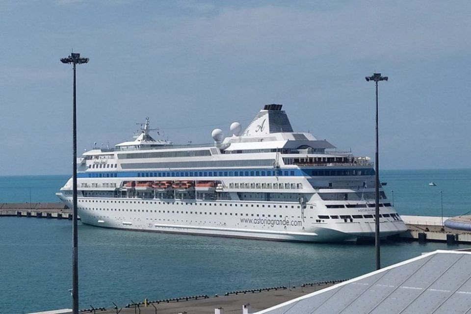 1 В Сочи причалил лайнер, которому отказали в заходе в порт Стамбула