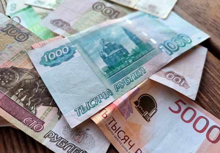 Отключения интернета и запредельный контроль банков: россияне массово побежали снимать наличные