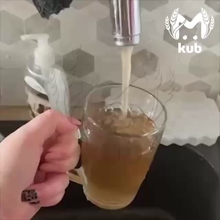 Жители многоэтажек на Воробьева в Краснодаре больше месяца жалуются на грязную воду из-под крана