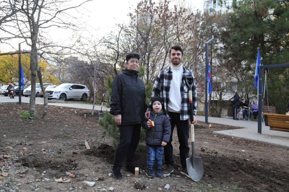 Геленджичане высадили 22 дерева на новой общественной площадке