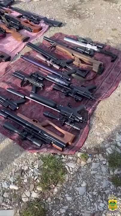 Жуть что творится: мужик у себя в сарае целый оружейный завод развернул