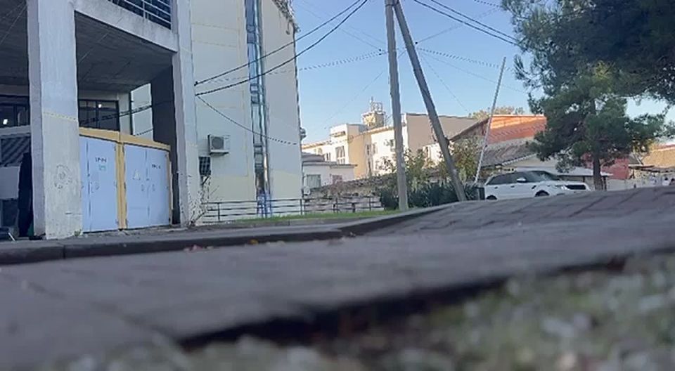 Выбросили легковушку со второго этажа ради красивого кадра киношники в Геленджике