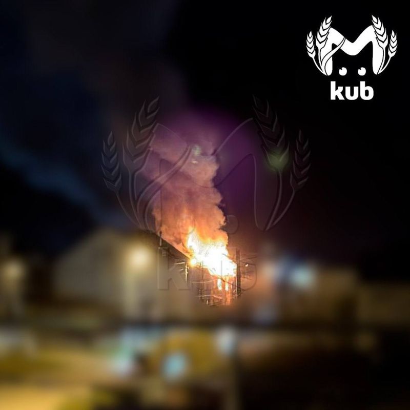 Первые минуты пожара в частном доме в Кабардинке, куда попали обломки дрона