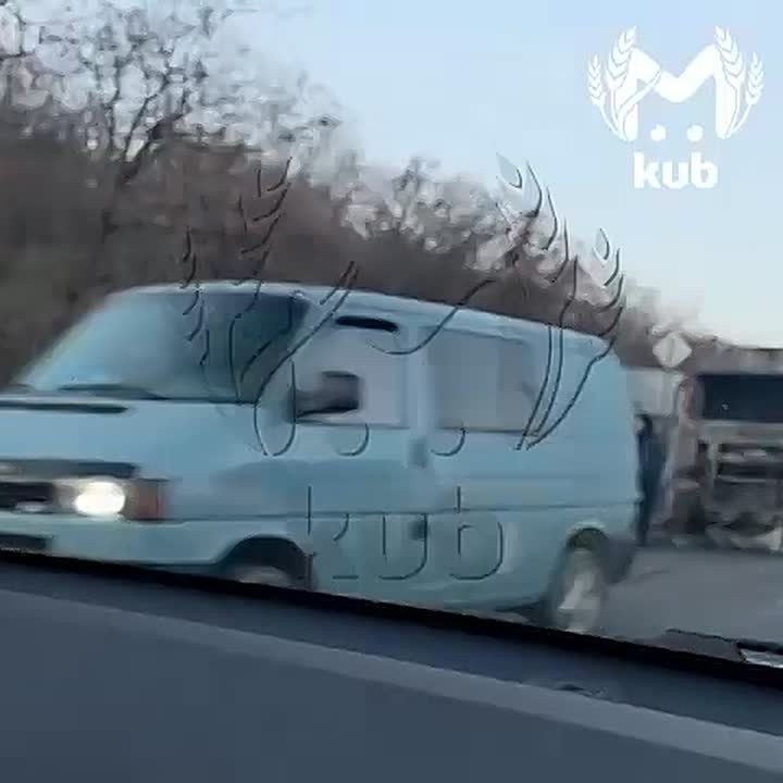 Так выглядит сгоревшая фура, на которую ночью упали обломки БПЛА под Новороссийском