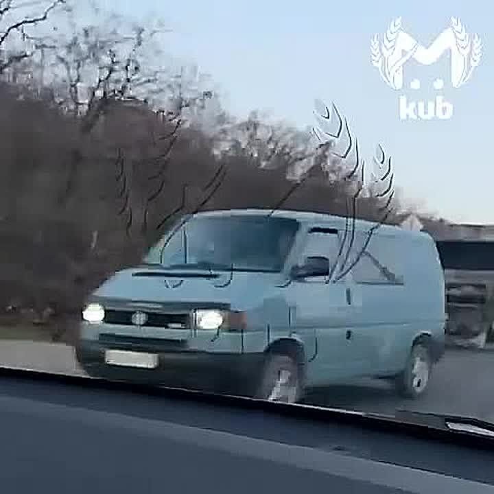 Ночью под Новороссийском обломки беспилотника рухнули прямо на фуру