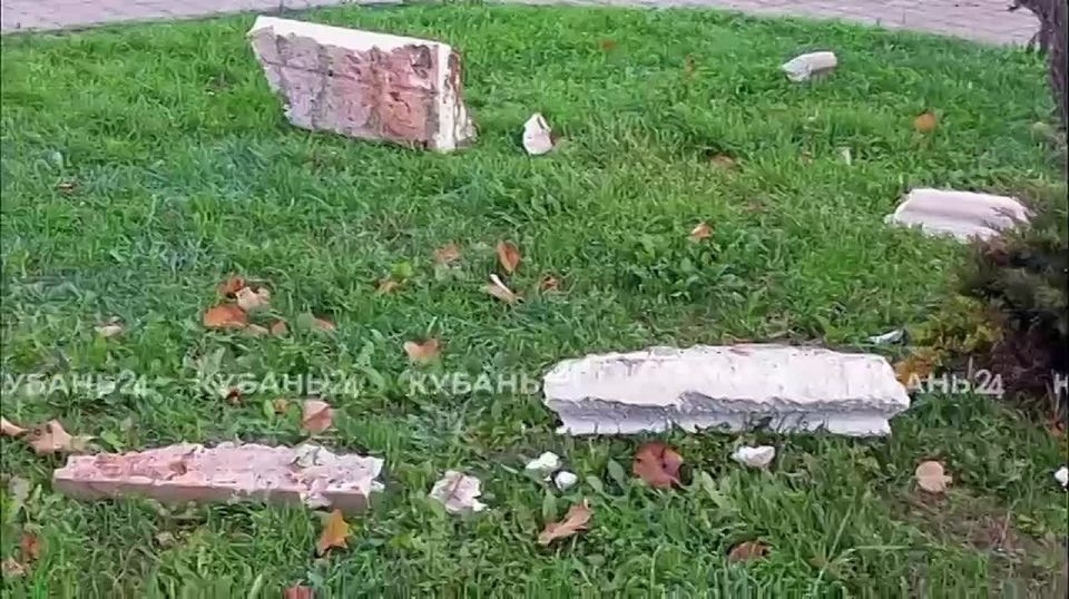 Так сейчас выглядит одна из многоэтажек, пострадавших от падения фрагментов БПЛА в Новороссийске