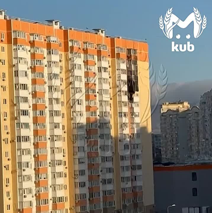 Утро в новороссийском ЖК, который пострадал во время атаки украинских беспилотников