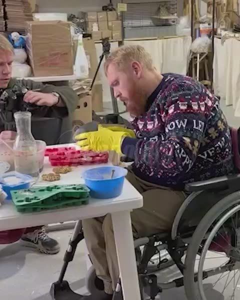 «Главное в жизни – помочь другим»: мужчина с ДЦП из Тюмени прославился на всю Россию своим ремеслом