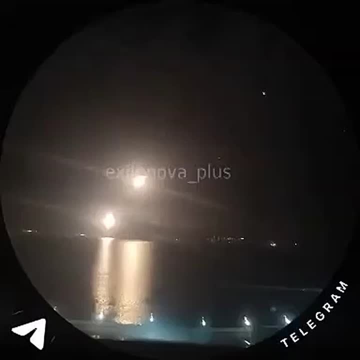 Пуск восьми крылатых ракет "Калибр" корветом Черноморского флота из бухты Новороссийска сегодня ночью