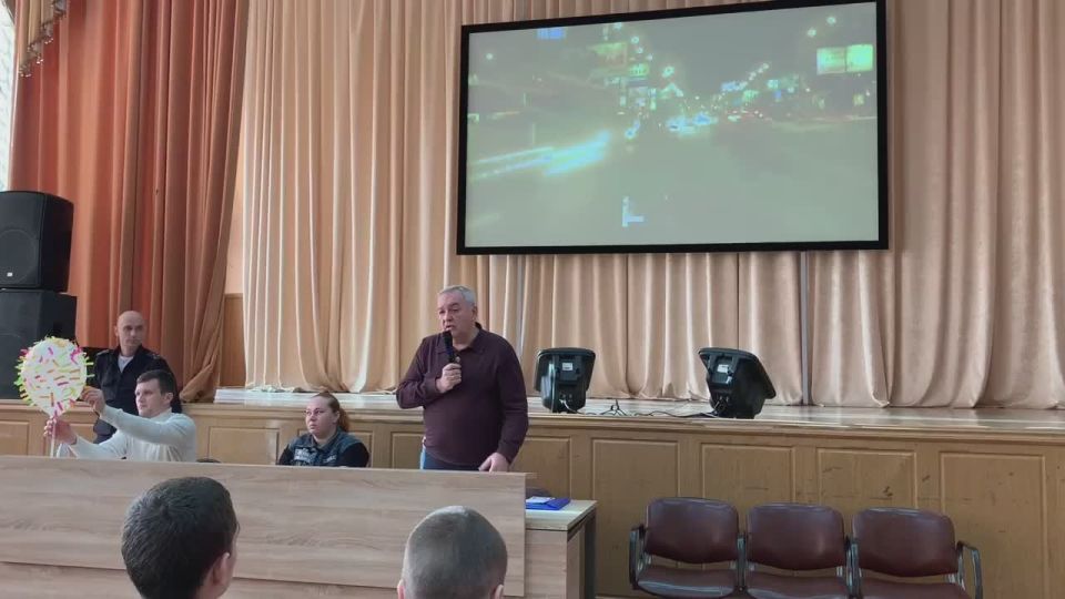 Госавтоинспекторы г.Армавира для студентов Армавирского индустриально-строительного техникума провели краш-курс «Сохрани жизнь!»