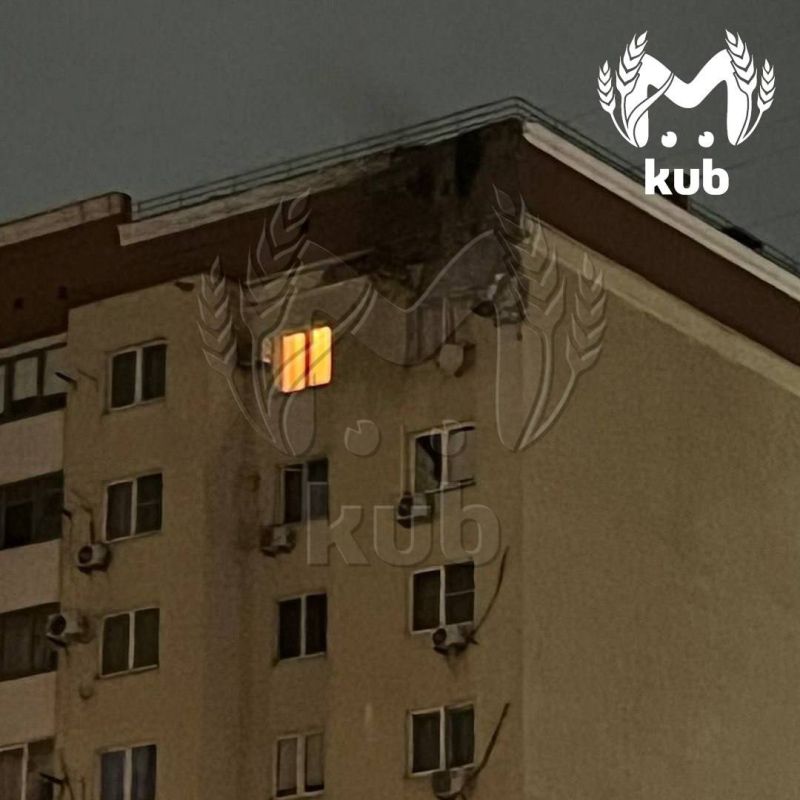 На фото — пострадавшая во время атаки БПЛА многоэтажка в Новороссийске