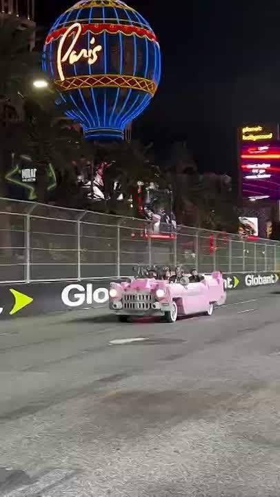 Парни хотят только одного: пилоты «Формулы 1» прокатились на розовом Cadillac из LEGO