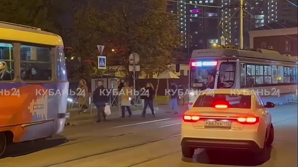 Трамваи встали на Дмитриевской дамбе в Краснодаре