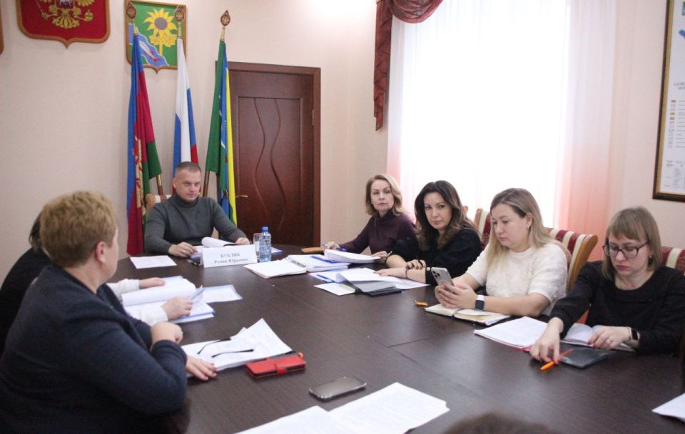 Обсудил с главами Красноармейского и Кухаривского сельских поселений вопросы вовлечения в хозяйственный оборот земельных участков