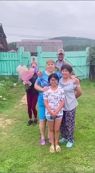 Два майора: ПОДЪЁМ!. Казаки: "Автор-исполнитель Дмитрий Хамский на видео играет казачью песню «Ой, да Кубань-река, ты встречай казака»