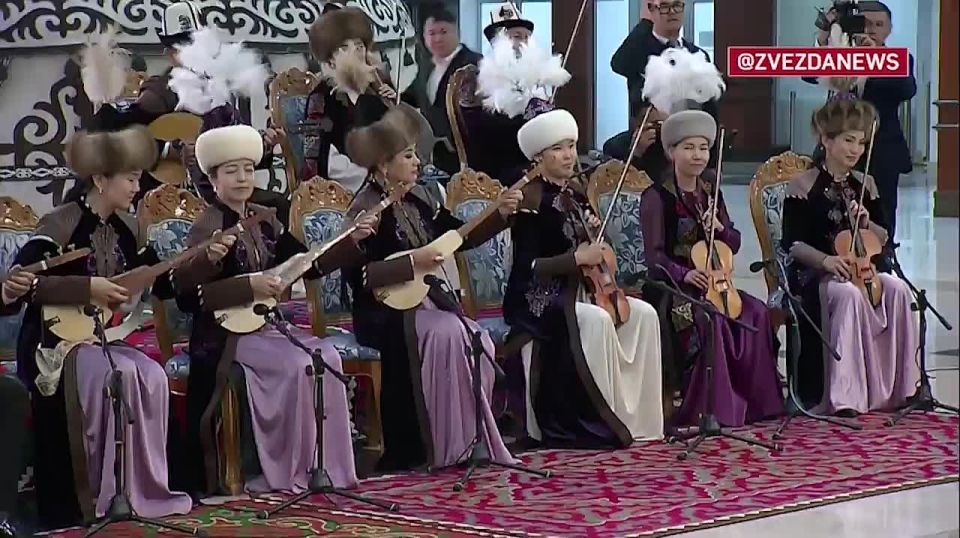 «Калинкой-малинкой» Путина встретили в Киргизии — он прилетел в Бишкек на три дня