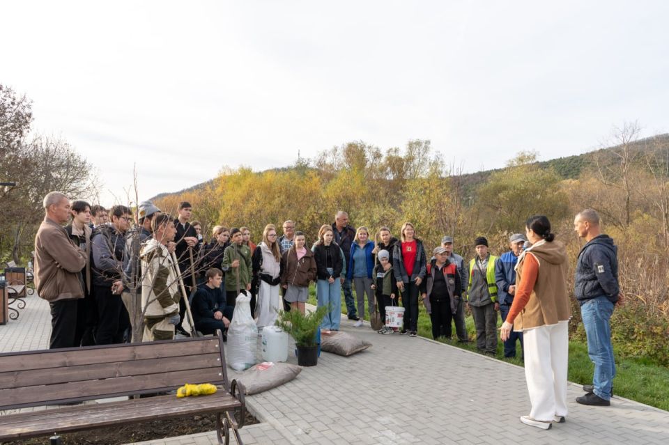 Зеленые легкие обогатились: на аллее Славы в Абрау-Дюрсо высадили саженцы клена, можжевельника и липы