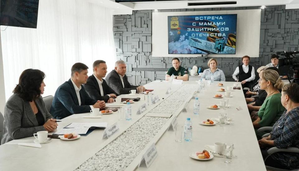 «Маме защитника Отечества»: в администрации Новороссийска накануне Дня матери вручили памятные медали