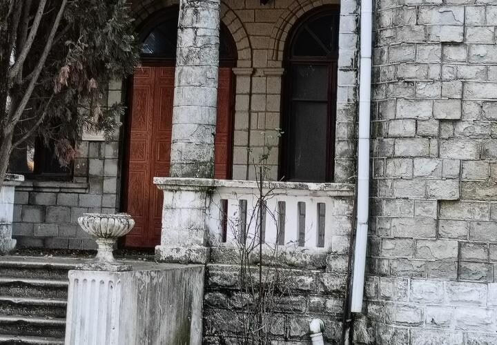 Влиятельные люди хотят присвоить известную дачу в Геленджике, которая является памятником истории и культуры