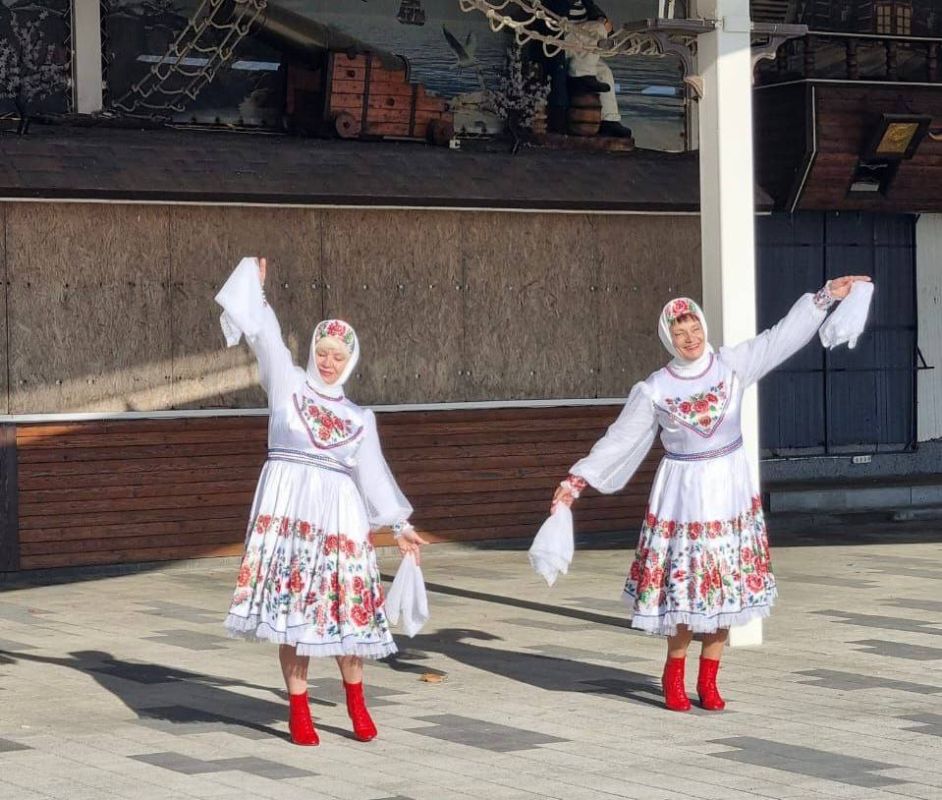 Музыкальные выходные. На зимних пляжах Большого Геленджика по выходным идут концерты и программы на свежем воздухе – выступают творческие коллективы курорта, работают интерактивы для детей и взрослых