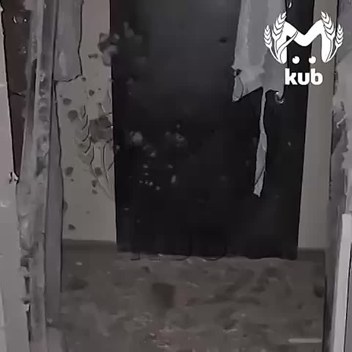 Последствия попавших обломков беспилотников по многоэтажке в Славянске-на-Кубани прошедшей ночью