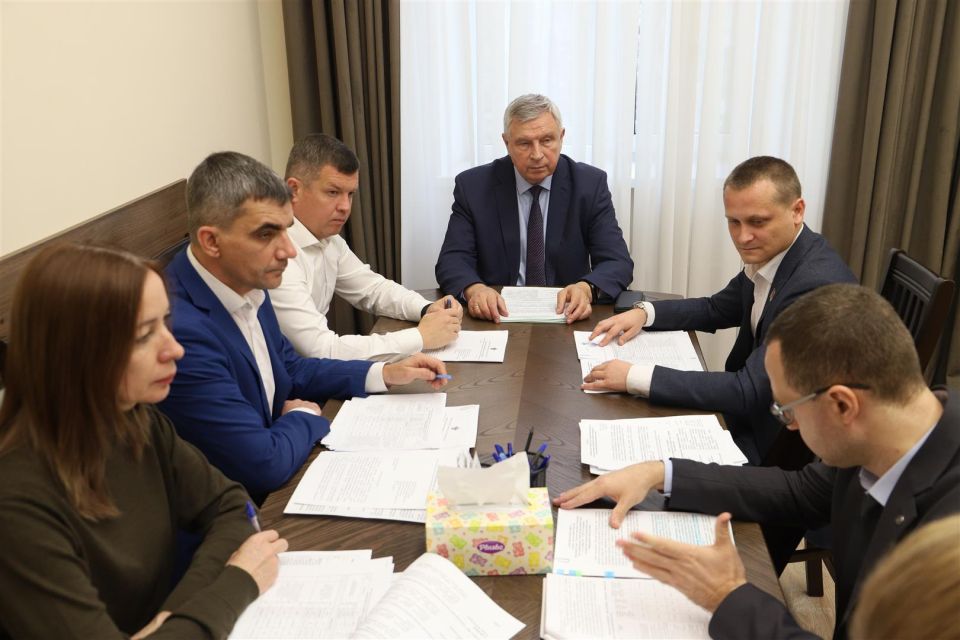 Сегодня на расширенном заседании комитета по финансово-бюджетной, налоговой и экономической политике, которое провел Иван Артеменко, депутаты обсудили внесение изменений в некоторые краевые государственные программы