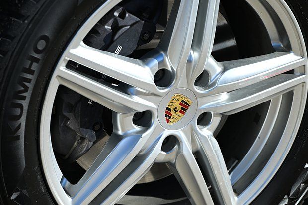 Shot: Сотни автомобилей Porsche в России перестали заводиться