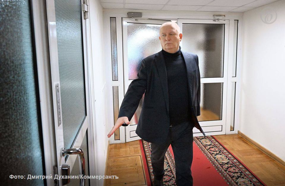 В Госдуму внесен проект постановления о досрочном прекращении полномочий депутата Анатолия Вороновского («Единая Россия»), которого подозревают в получении взяток на сумму более 25 млн руб