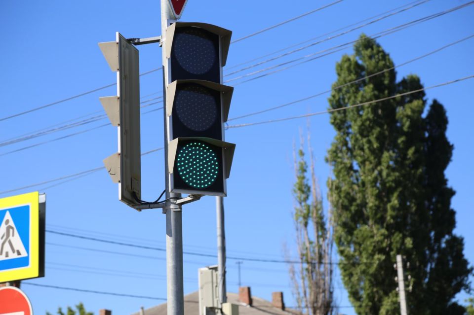 В АРМАВИРЕ ОБНОВЛЯЮТ СВЕТОФОРЫ